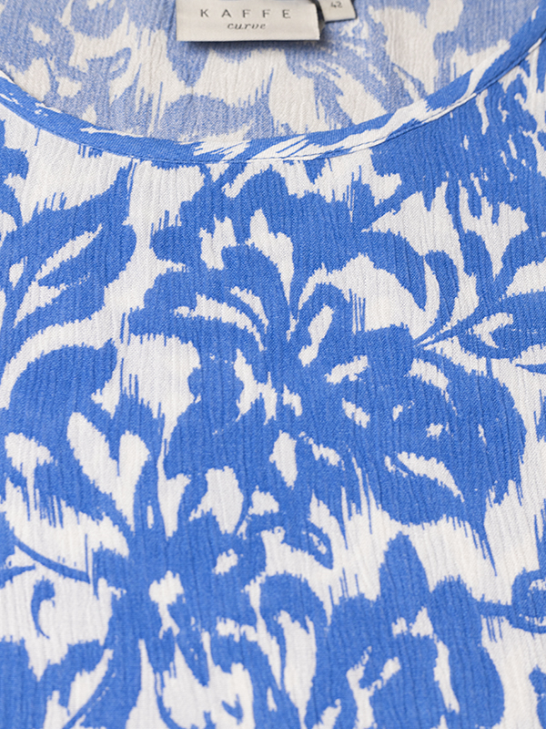 ELLA AMI - Hvit viskosebluse med blått mønster fra Kaffe Curve