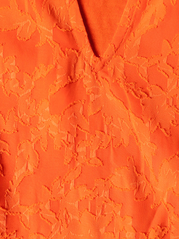 EVELYNN - Oransje chiffonkjole med struktur fra Zhenzi