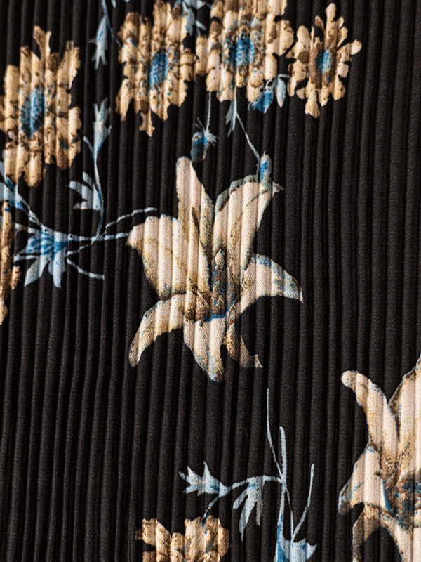 Alvilda - plisseret svart kjole med blå blomster fra Studio