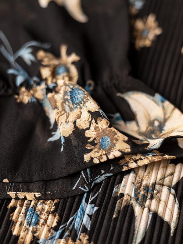 Alvilda - plisseret svart kjole med blå blomster fra Studio
