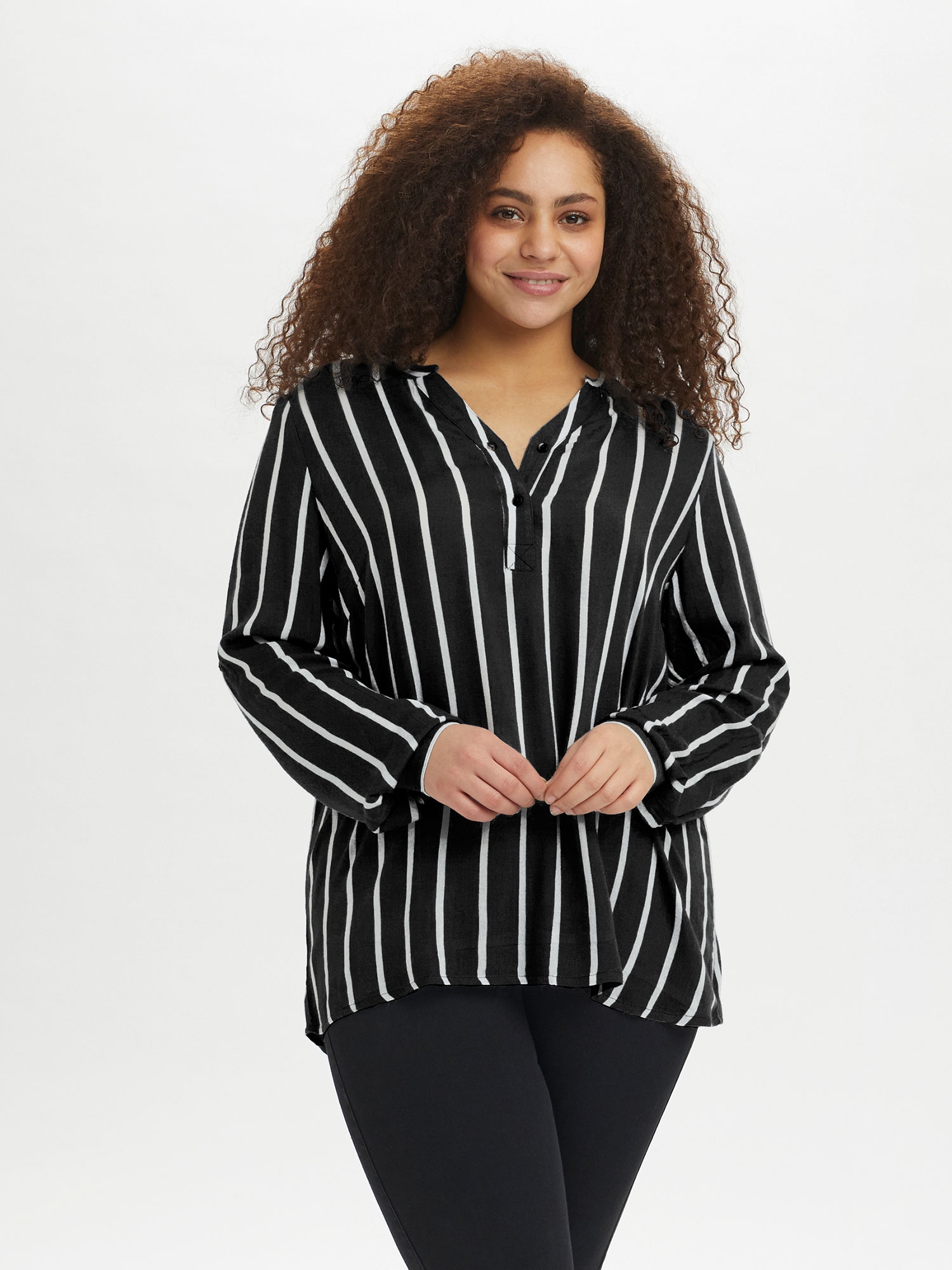 KC Sida - Viskoseskjorte med klassiske svarte og hvite striper fra Kaffe Curve