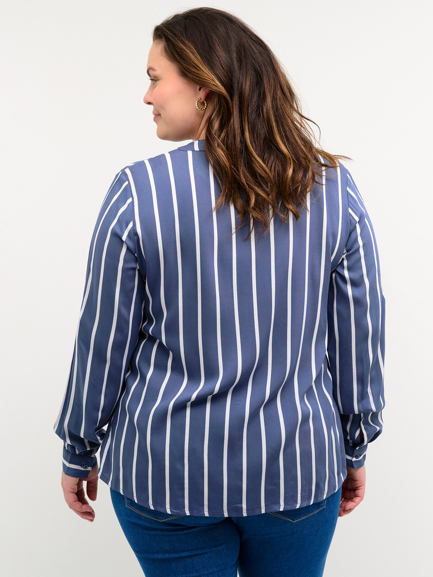 SIDA - Blågrå viskoseskjorte med striper fra Kaffe Curve
