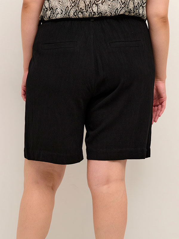 LILOA - Svarte shorts i linblanding fra Kaffe Curve