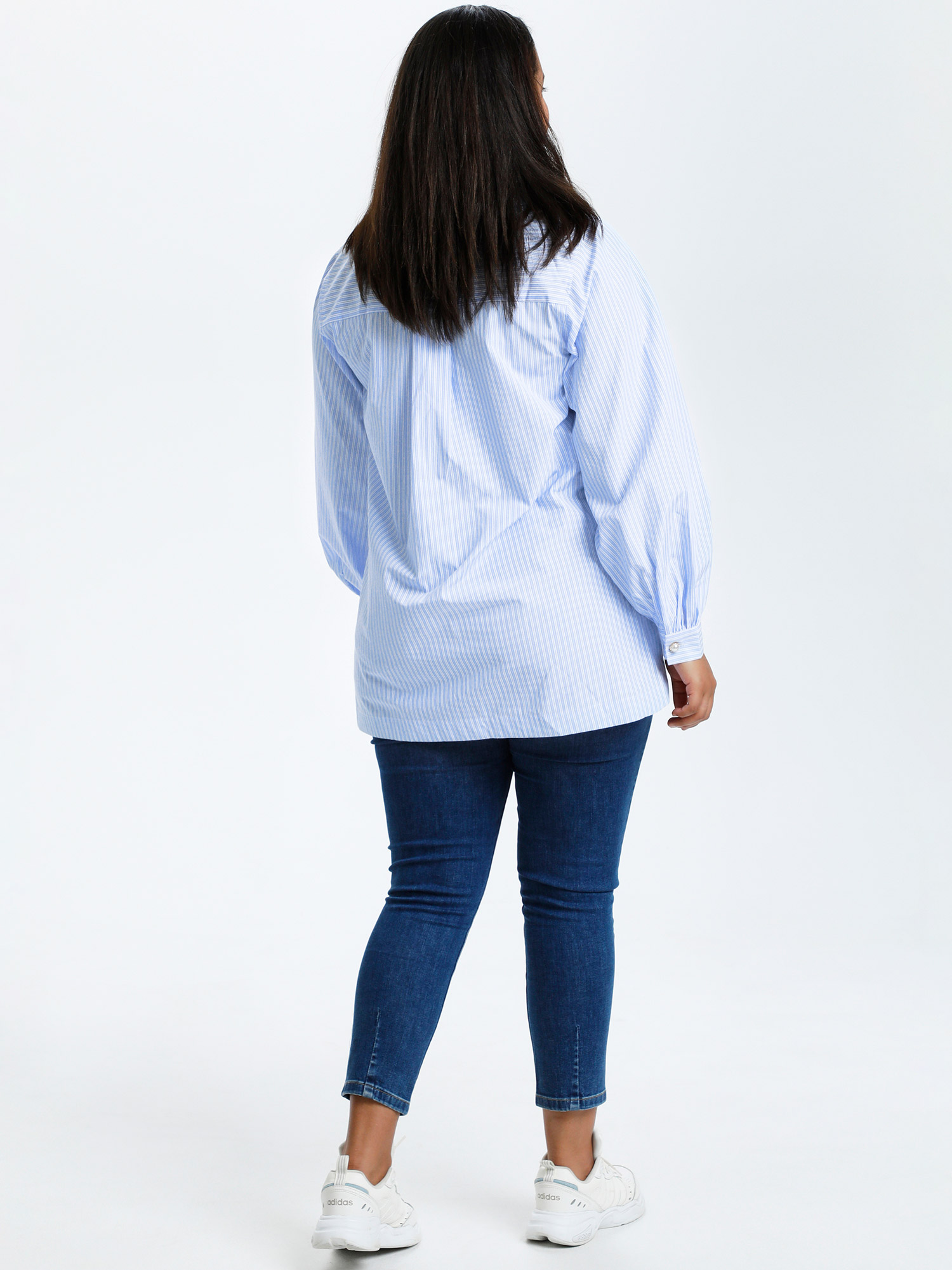 KCberana - Flott lyseblå skjorte med hvite striper og fin knap ved ærmet fra Kaffe Curve