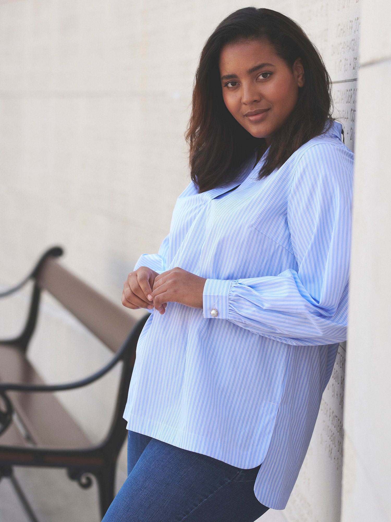 KCberana - Flott lyseblå skjorte med hvite striper og fin knap ved ærmet fra Kaffe Curve