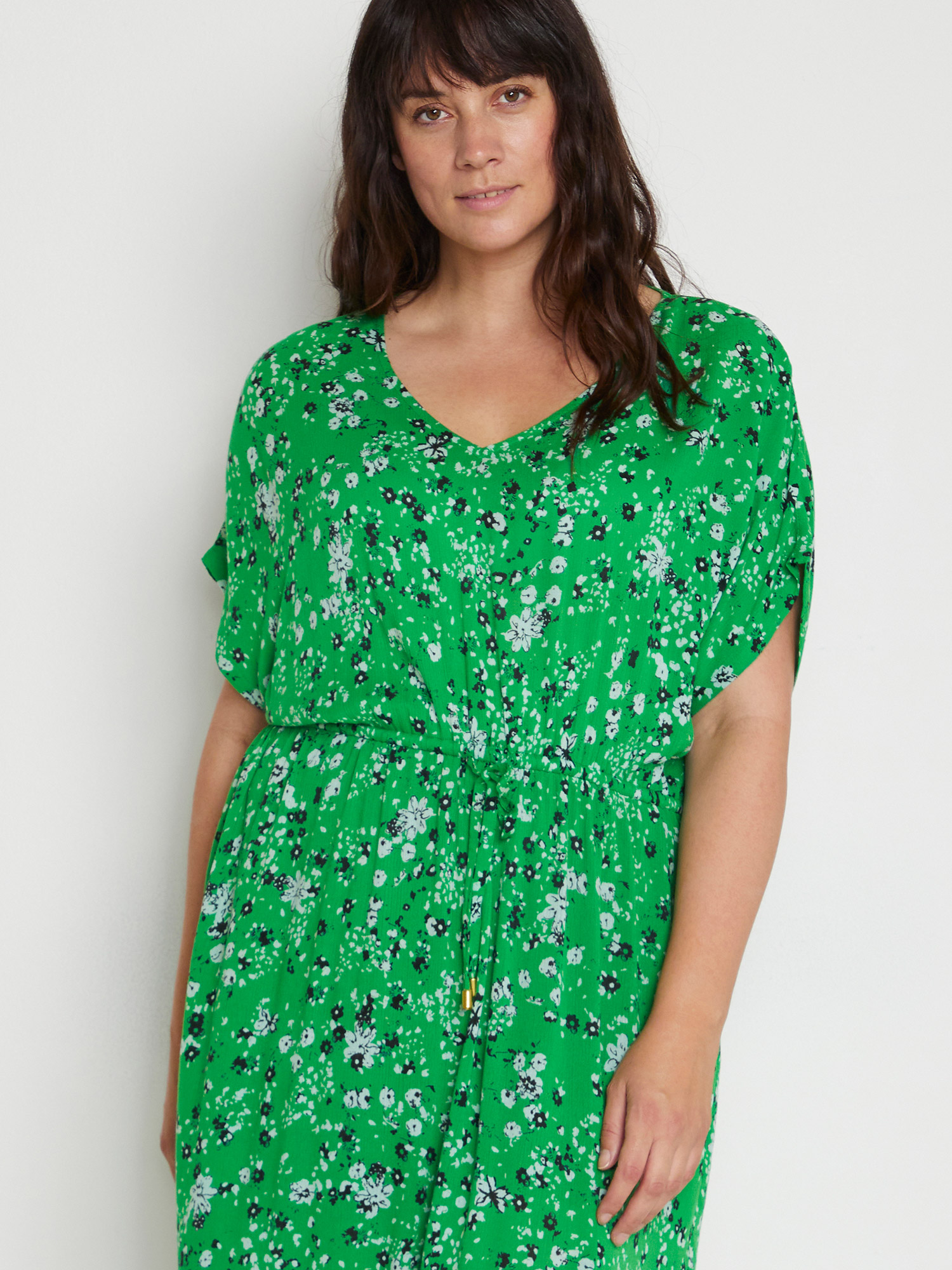 KCvilana - grønn kjole i bærekraftig viskose med flotte blomster fra Kaffe Curve