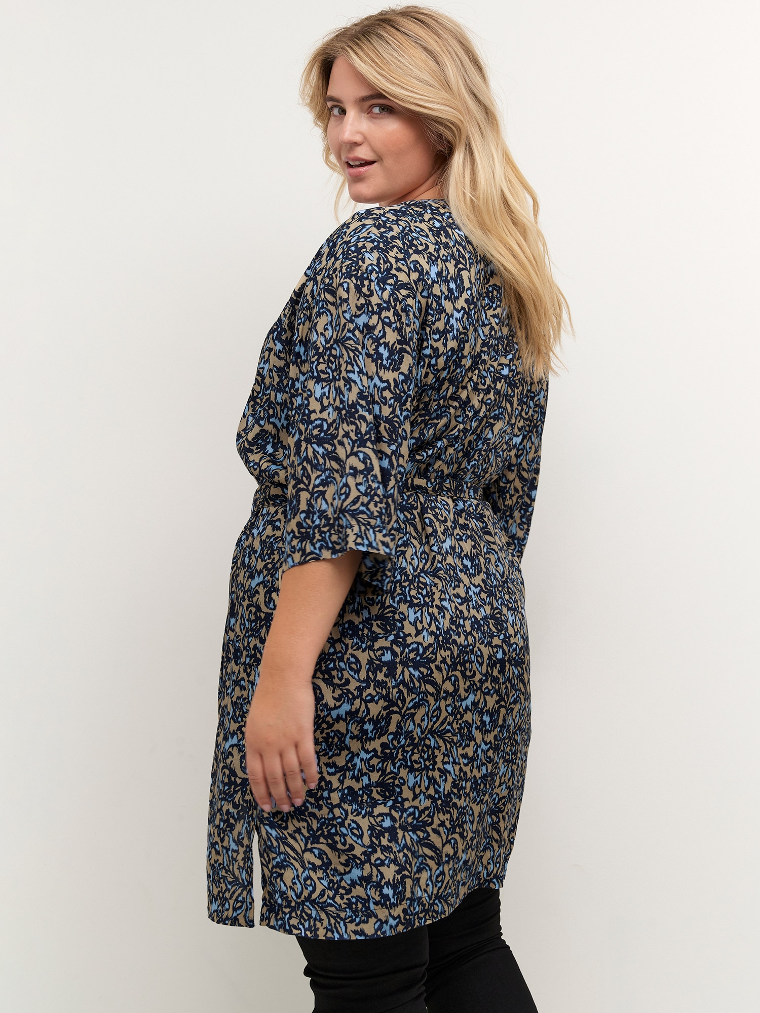 Kimono fra Kaffe Curve