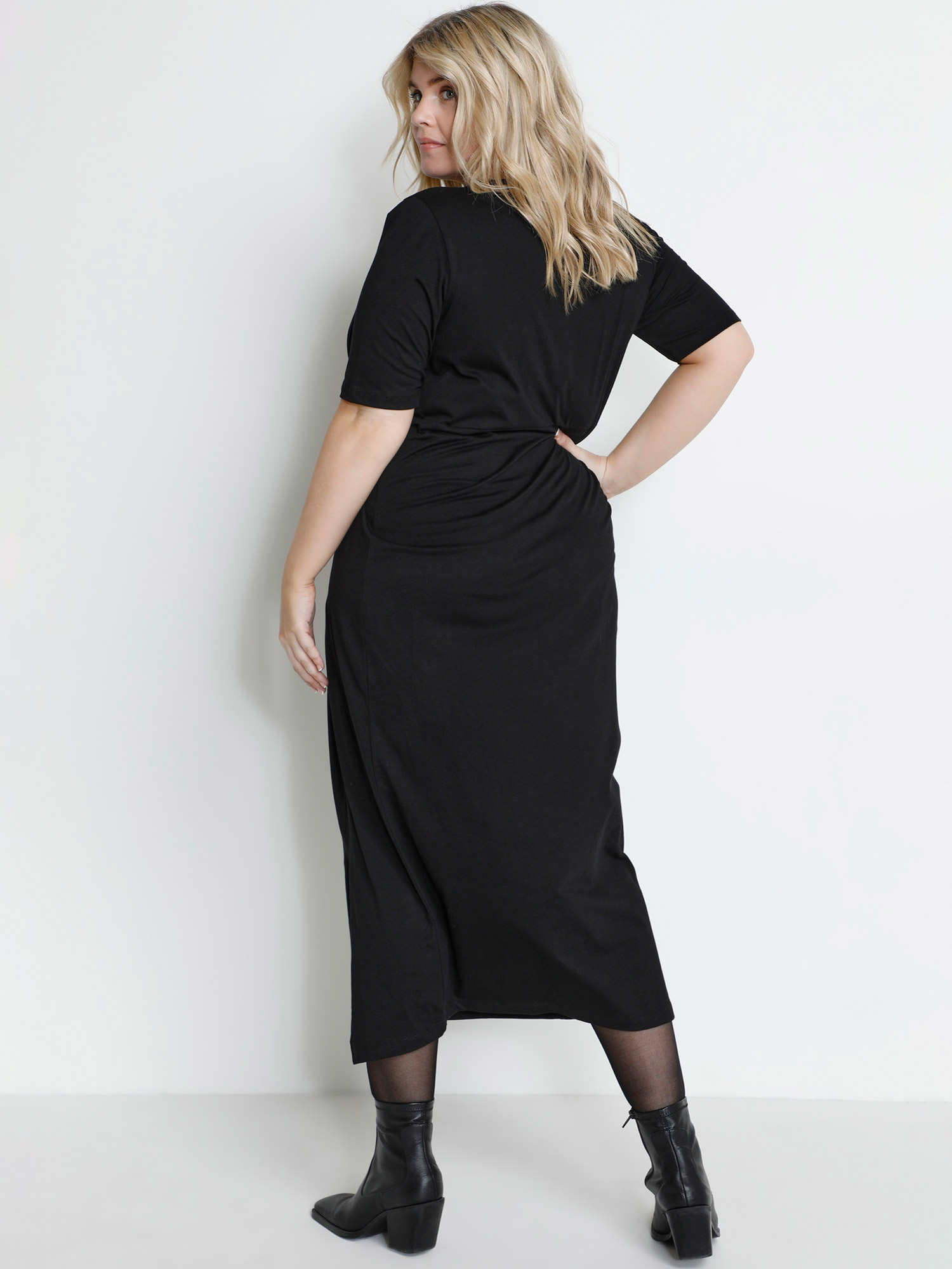 KCanette - Flott svart bomullsjersey kjole med knute fra Kaffe Curve