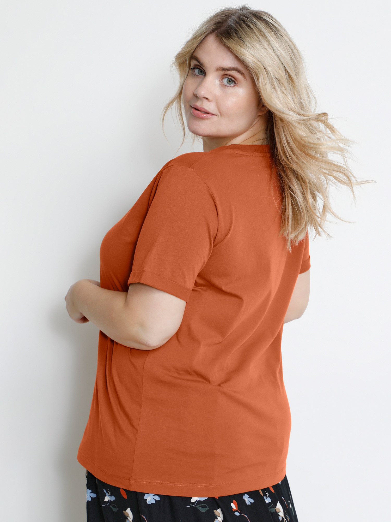 KC JOLINA - Oransje bomulls T-skjorte med statement  fra Kaffe Curve