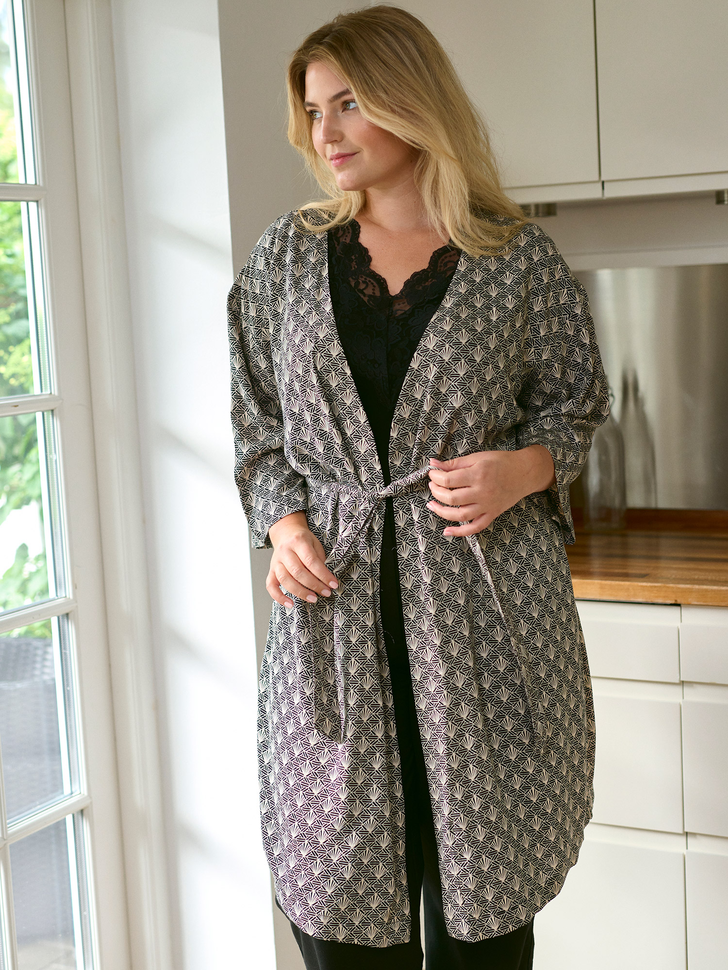 KC VIDA - viskose kimono i svart og beige print fra Kaffe Curve