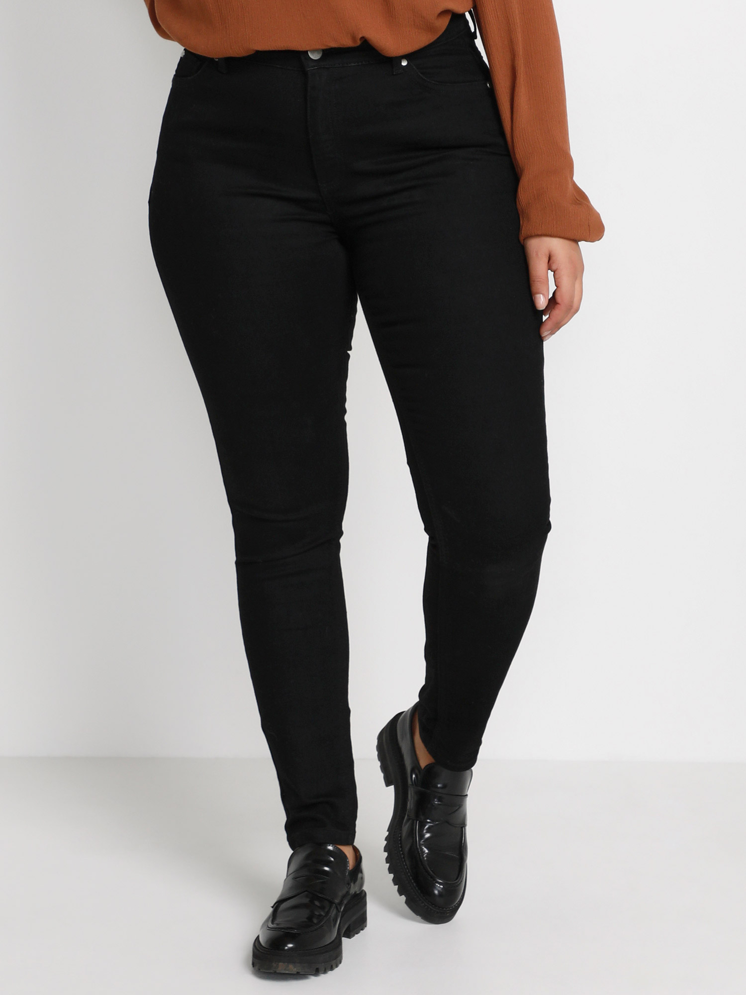KC LASA FLORA - Svarte jeans med smale ben fra Kaffe Curve