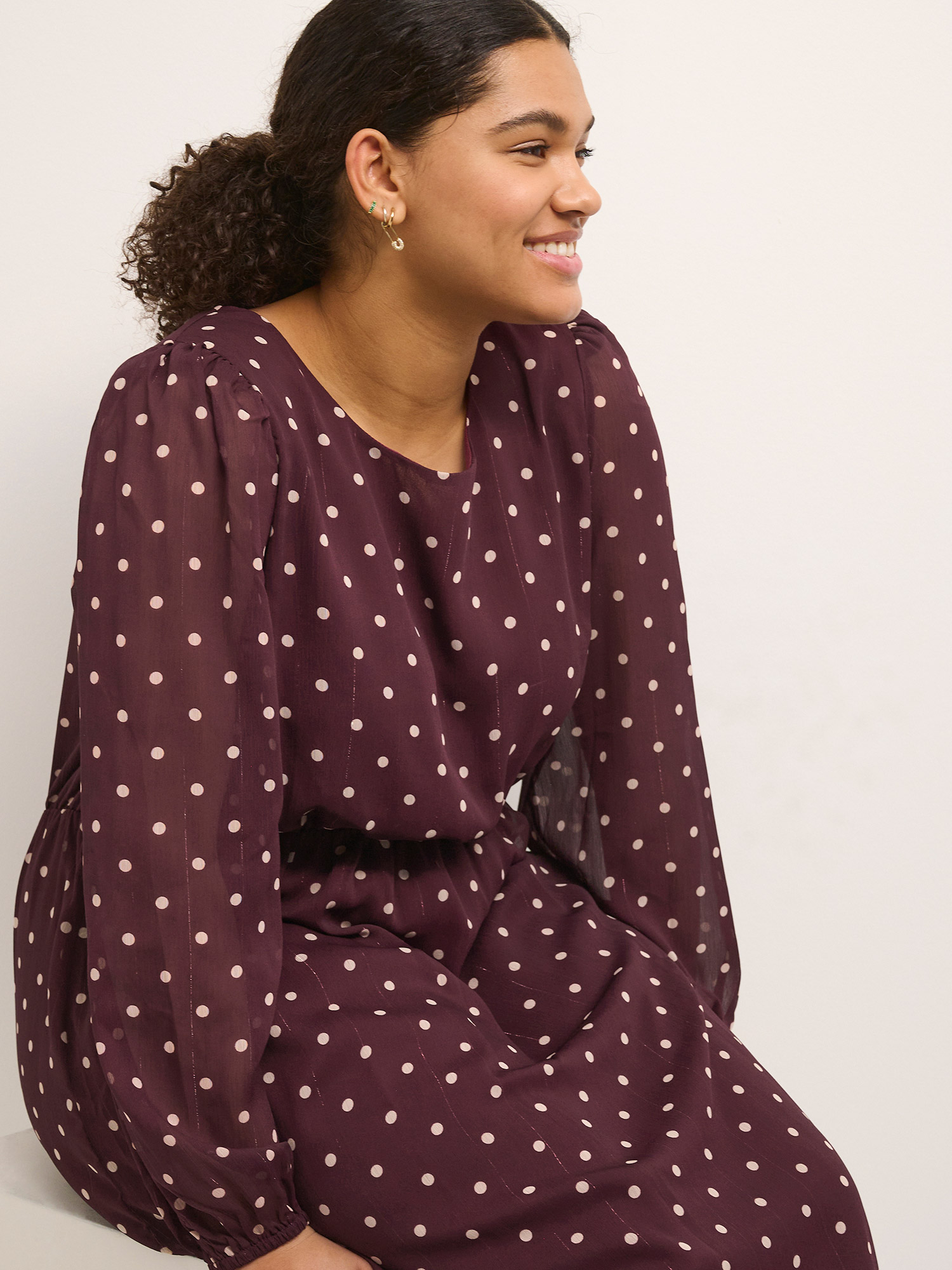 SMILA - Mørkelilla kjole med prikker fra Kaffe Curve