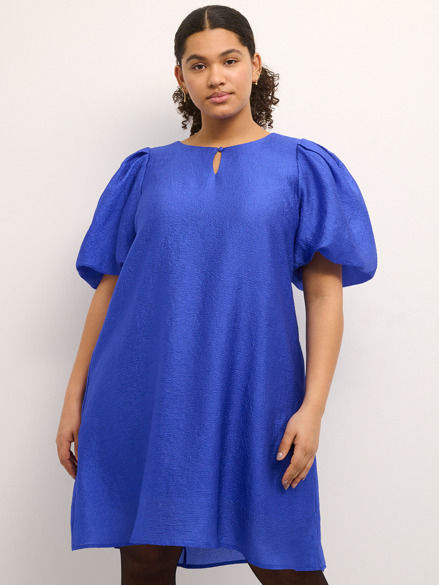 KC CHARLOTTA - Fin skinnende blå kjole med puffermer fra Kaffe Curve