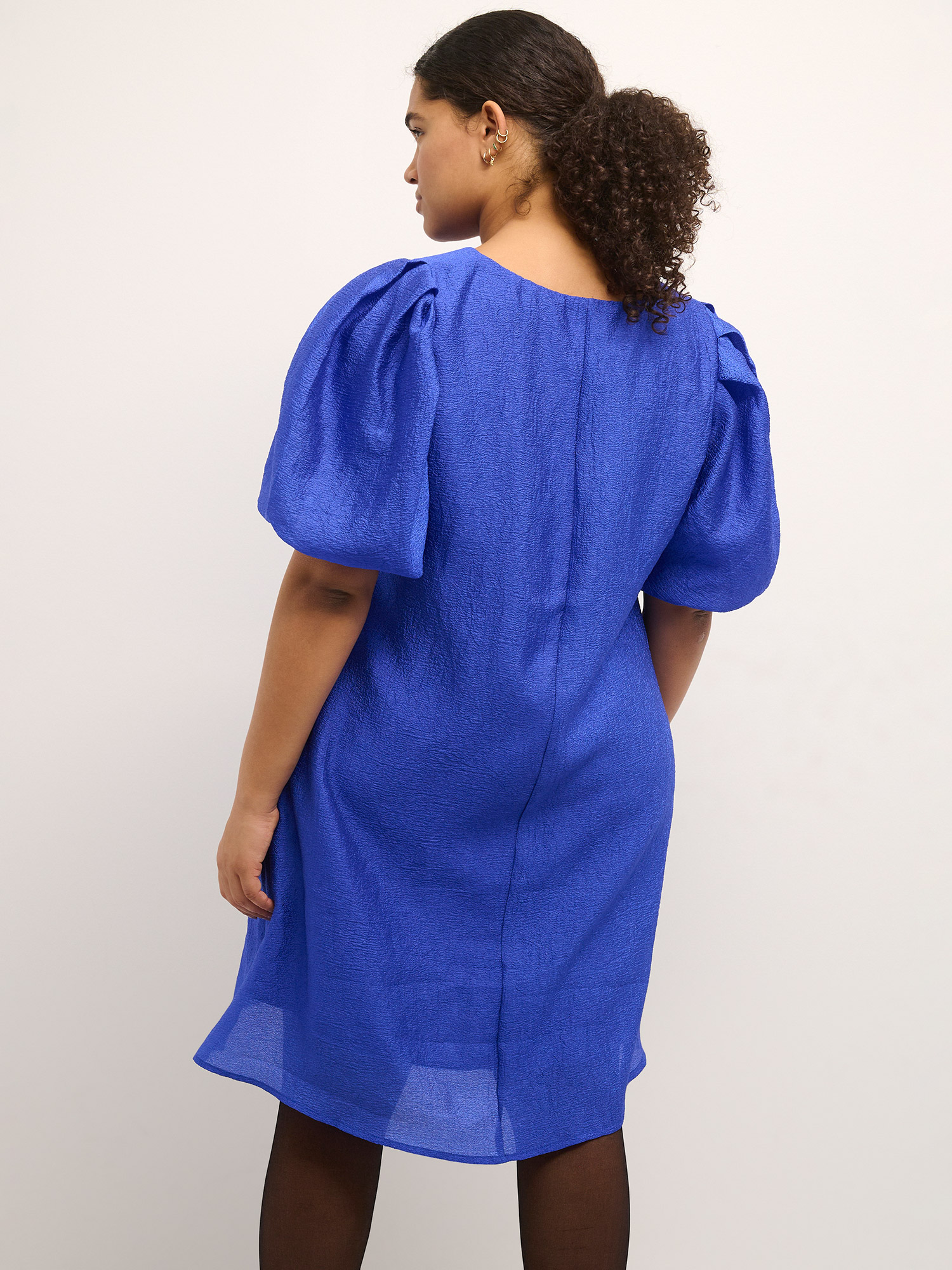 KC CHARLOTTA - Fin skinnende blå kjole med puffermer fra Kaffe Curve