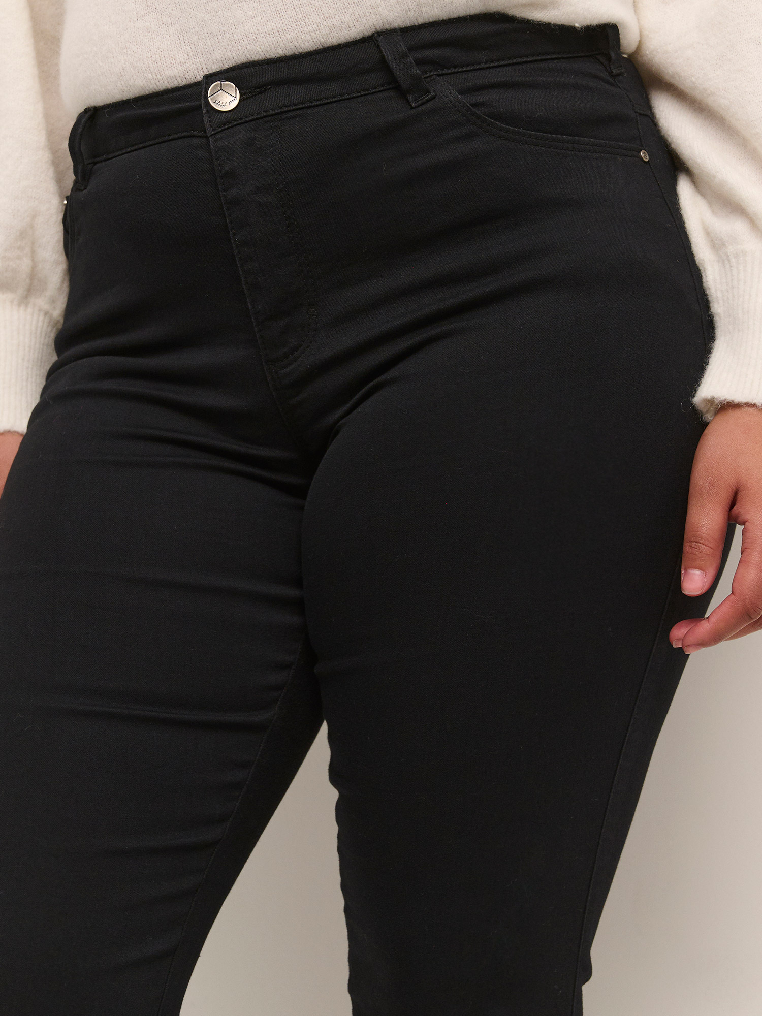 KC WILLA - Svarte jeans med smale ben fra Kaffe Curve