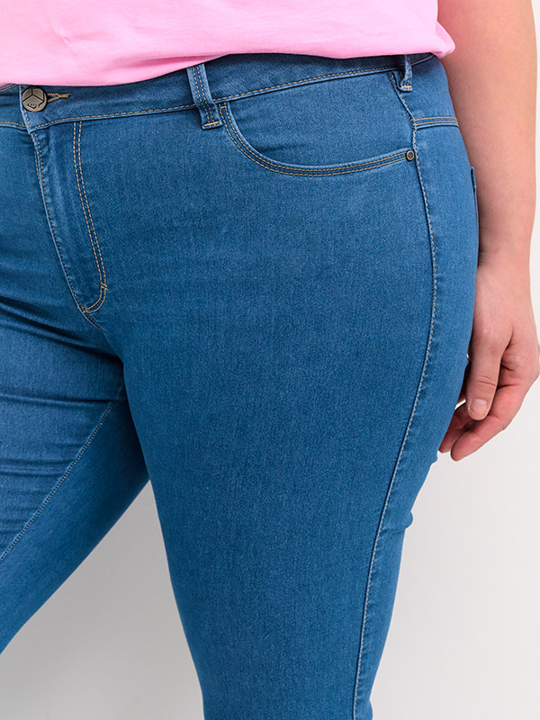 VICKA - Blå jeans med smale ben fra Kaffe Curve