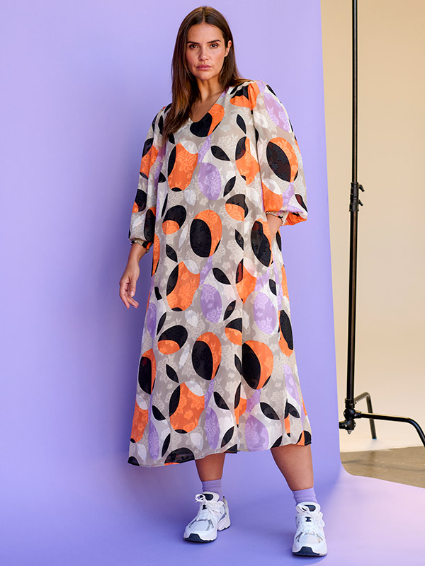AKKY - Beige chiffon kjole med grafisk print  fra Kaffe Curve