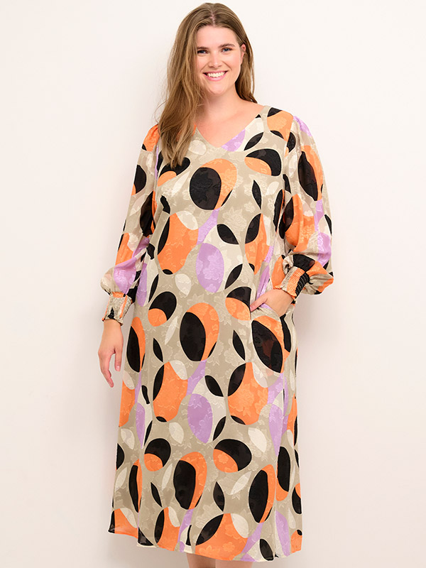 AKKY - Beige chiffon kjole med grafisk print  fra Kaffe Curve