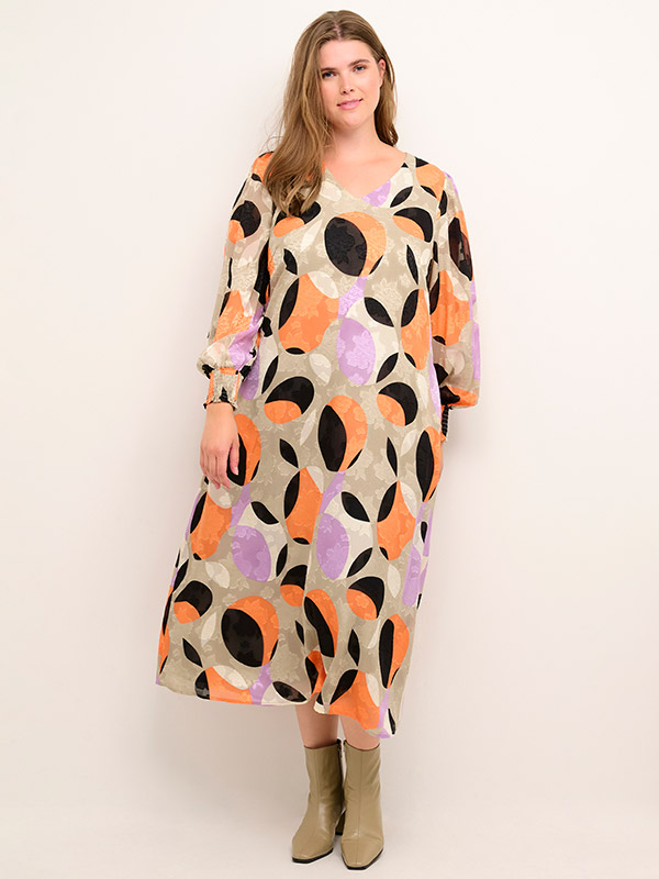 AKKY - Beige chiffon kjole med grafisk print  fra Kaffe Curve