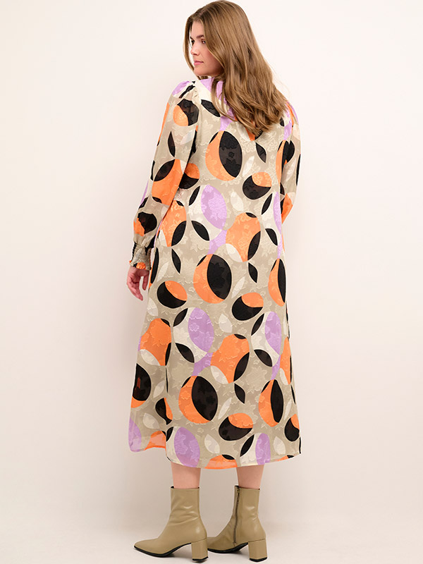 AKKY - Beige chiffon kjole med grafisk print  fra Kaffe Curve