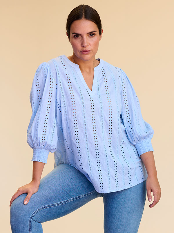 KIMMA - Lyseblå bomullsbluse med broderie anglaise fra Kaffe Curve
