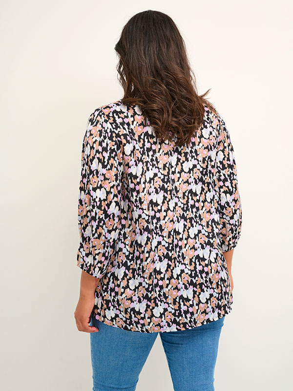 OBBY - Bluse med blondekrave og farget print fra Kaffe Curve