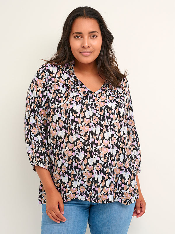 OBBY - Bluse med blondekrave og farget print fra Kaffe Curve