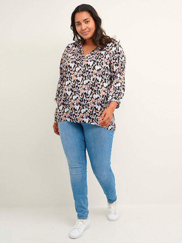 OBBY - Bluse med blondekrave og farget print fra Kaffe Curve