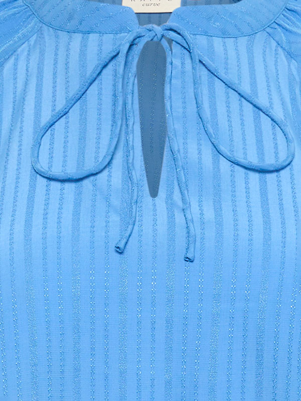 SILJA - Blå kjole med stripeeffekt fra Kaffe Curve