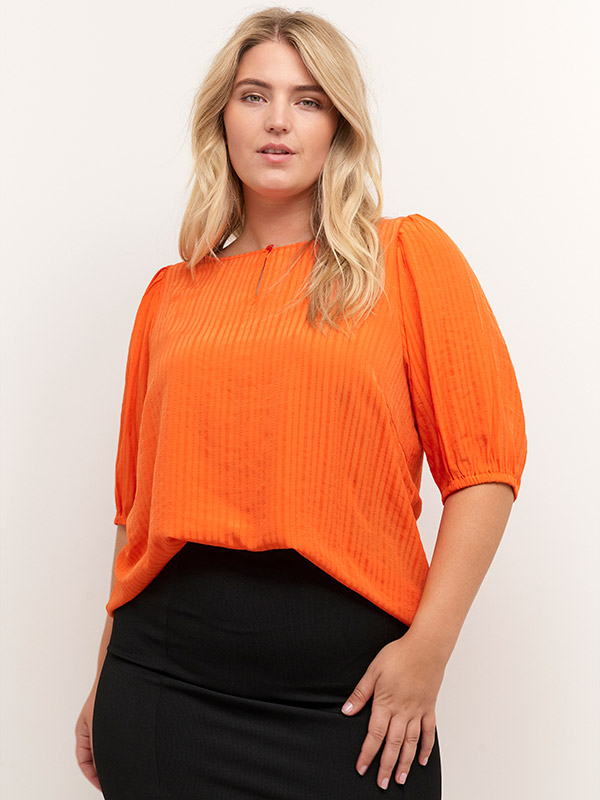 SILJE - Oransje bluse med struktur fra Kaffe Curve