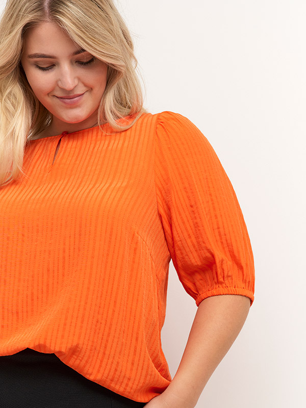 SILJE - Oransje bluse med struktur fra Kaffe Curve