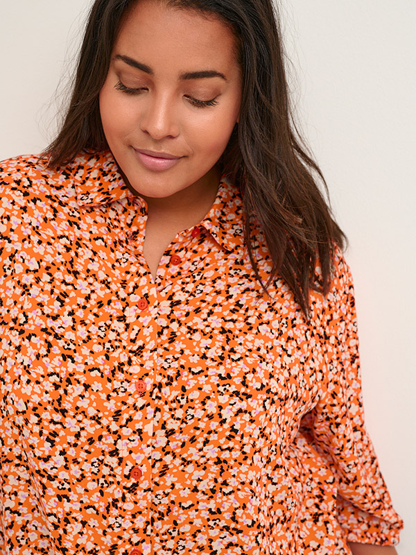 SONNA - Oransje viskoseskjorte med blomsterprint fra Kaffe Curve