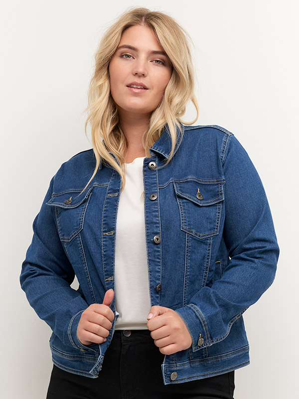 VICKA - Blå jakke i stretch denim fra Kaffe Curve