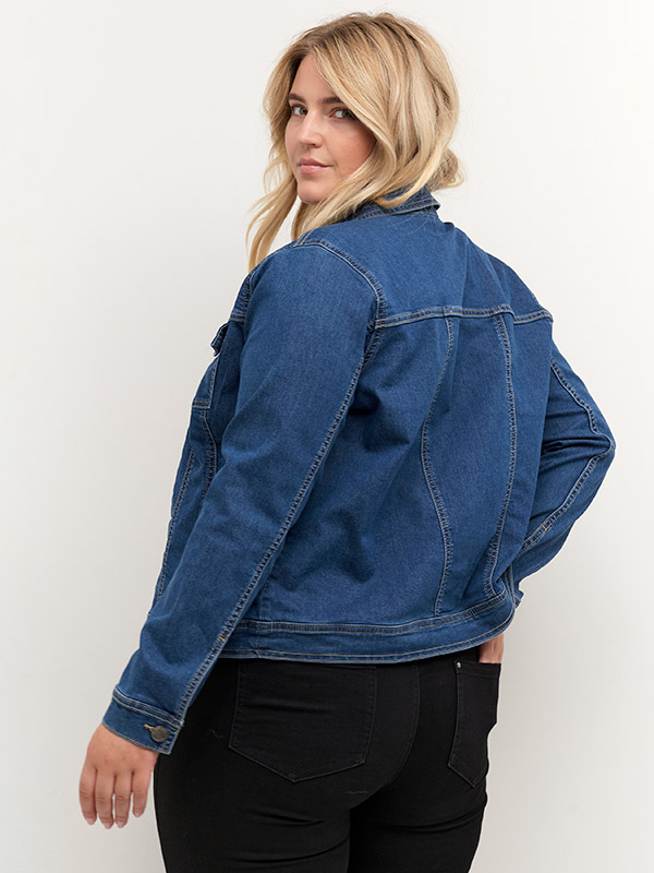 VICKA - Blå jakke i stretch denim fra Kaffe Curve