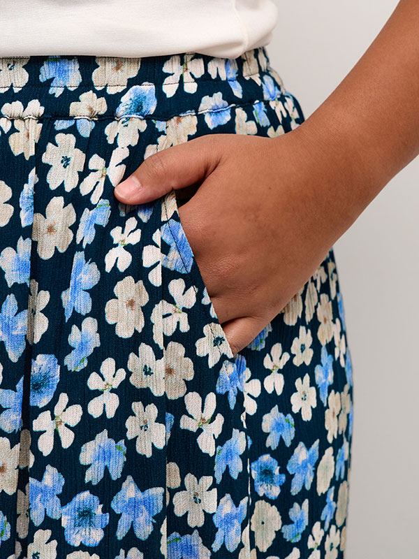 TIRI AMI - Svart viskose skjørt med blomster fra Kaffe Curve