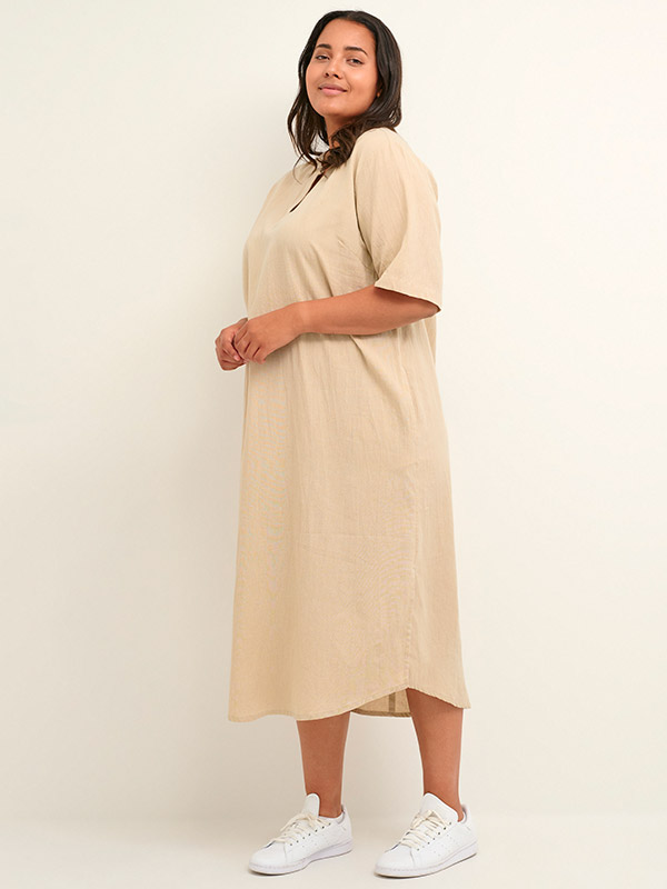 MAYI - Sandfarget kjole i bomull/lin fra Kaffe Curve