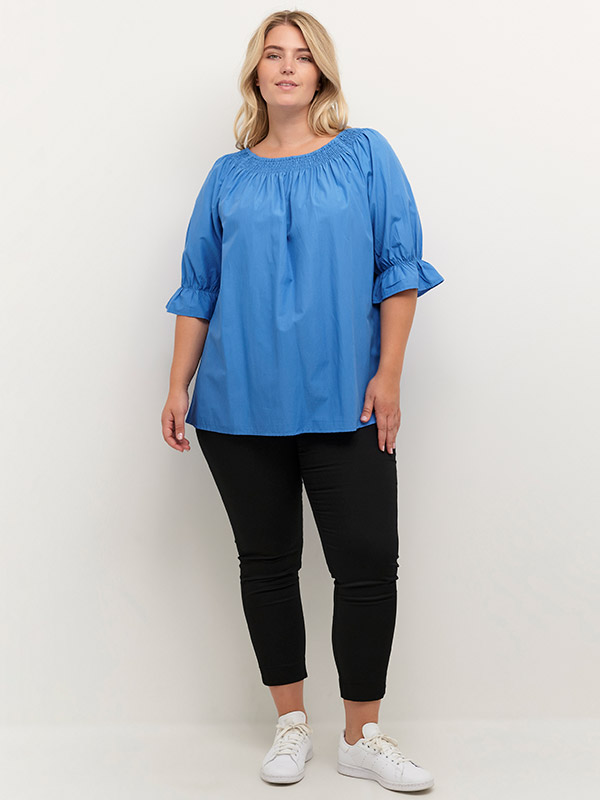 KIMMA - Blå bluse med smock fra Kaffe Curve