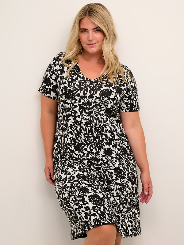 ILISE - Jerseykjole med hvitt og svart print fra Kaffe Curve