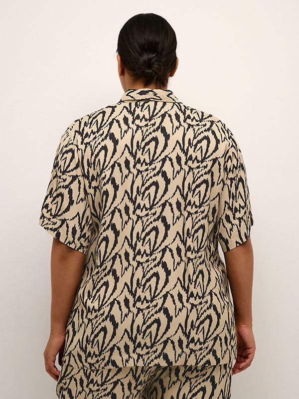 CECILIE - Sandfarget viskoseskjorte med print fra Kaffe Curve