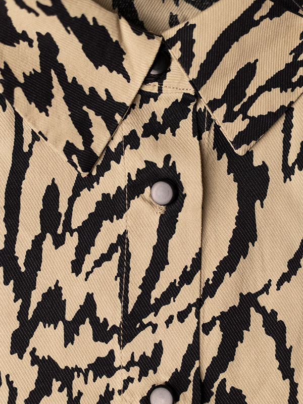 CECILIE - Sandfarget viskoseskjorte med print fra Kaffe Curve