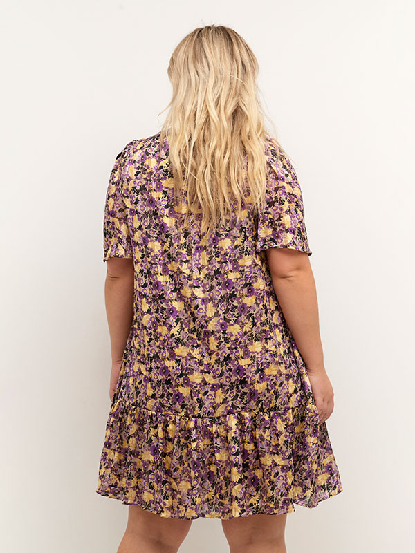 RIKKE - Lett chiffong kjole med lilla og gule blomster fra Kaffe Curve