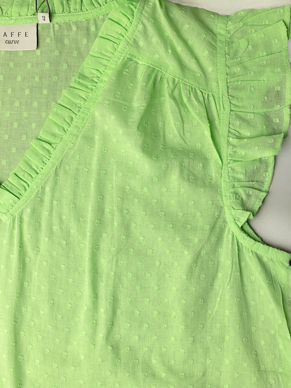 CAMMI FRILL - Grønn bluse med volanger fra Kaffe Curve
