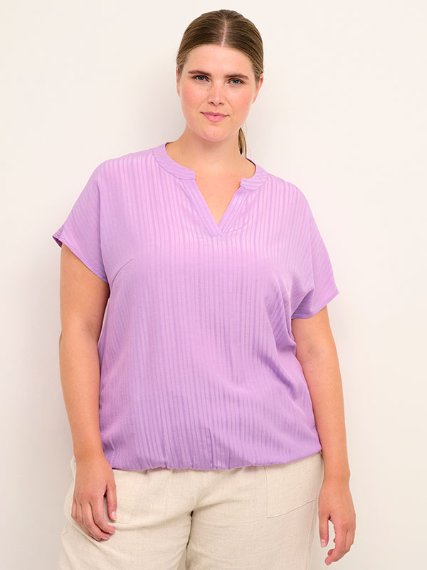 DANNI - Lilla bluse med striper i stoffet fra Kaffe Curve