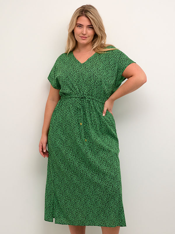 ISMA - Lang grønn kjole med blomsterprint fra Kaffe Curve