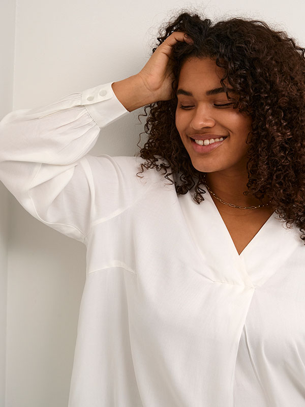 KELLA - Hvit bluse med V-hals fra Kaffe Curve