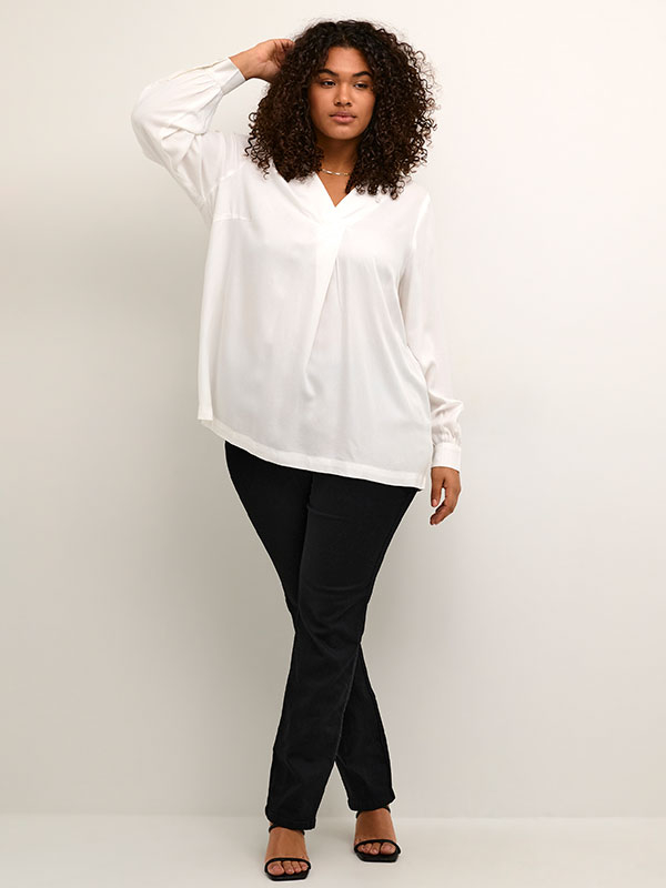 KELLA - Hvit bluse med V-hals fra Kaffe Curve