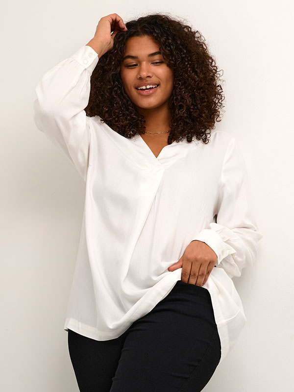 KELLA - Hvit bluse med V-hals fra Kaffe Curve