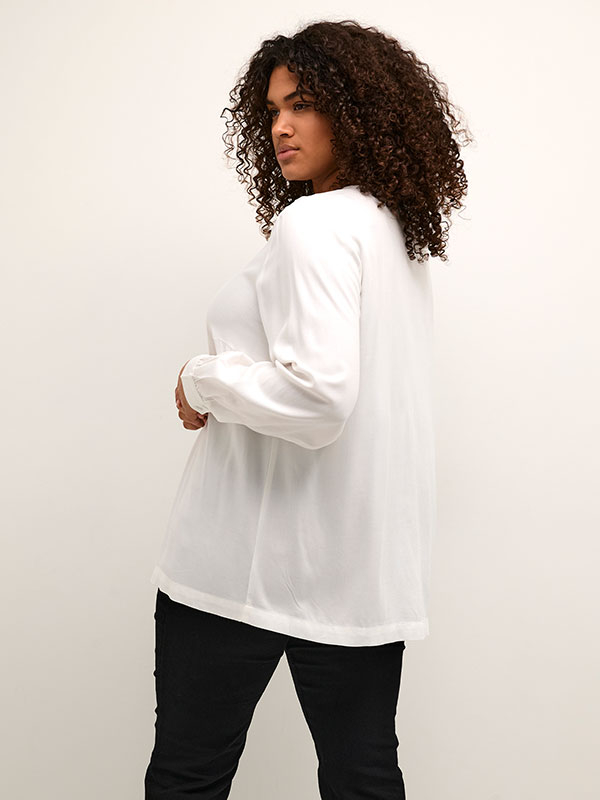KELLA - Hvit bluse med V-hals fra Kaffe Curve