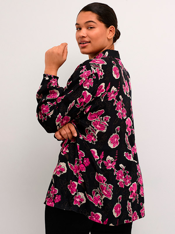 POLLO - Svart skjorte med rosa blomster fra Kaffe Curve
