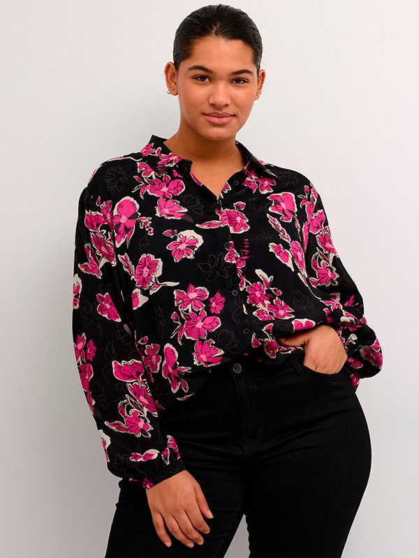 POLLO - Svart skjorte med rosa blomster fra Kaffe Curve